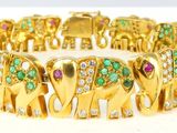 bracelet en forme d'éléphant plaqué or, orné d'émeraudes et de pierres roses