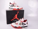 une paire de baskets Jordan posée sur une boîte