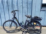 un vélo garé devant un bâtiment