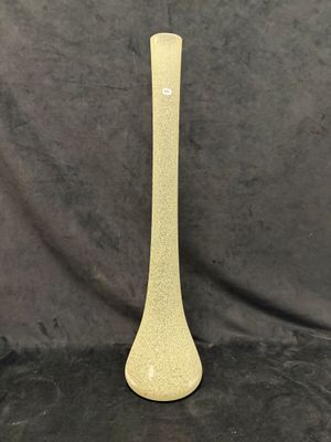 grand vase jaune avec un point blanc sur le dessus