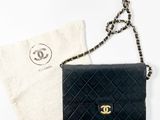 Sac Chanel noir à rabat en cuir d'agneau matelassé, avec bandoulière en chaîne