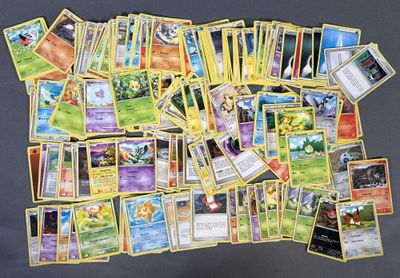 beaucoup de cartes pokemon sur la table