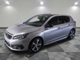 la voiture argentée est garée sur un sol en damier dans le garage