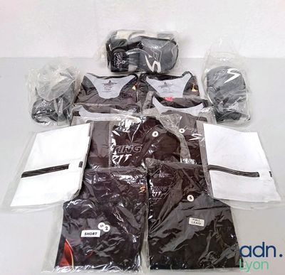 une pile de vêtements posée sur une table