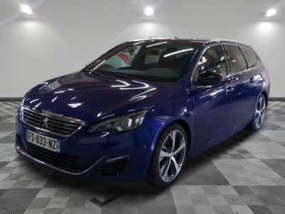 la voiture bleue est garée sur un sol en damier dans le garage