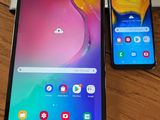 Deux Samsung Galaxy Tab sont posées sur une table, à côté d'une tasse de café