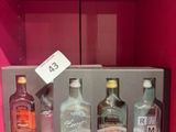 Des bouteilles d'alcool sont exposées dans une vitrine rose