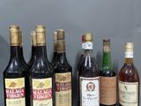 plusieurs bouteilles de vin sont alignées sur une table