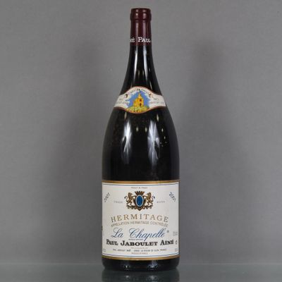 une bouteille de vin posée sur une table