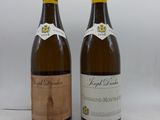 deux bouteilles de vin posées l'une à côté de l'autre sur une table