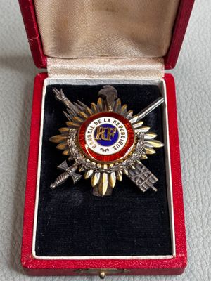 INSIGNE du Conseil de la République en argent émaillé - Photo 1