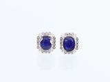 une paire de boucles d'oreilles à clous en saphir et diamants
