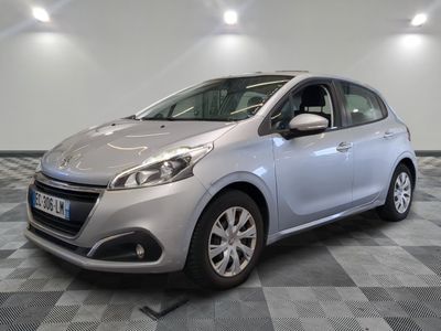 la voiture argentée est garée sur un sol en damier dans le garage