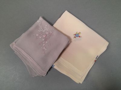Carré en crêpe de soie doublée à décor de fleurs et chiffré …