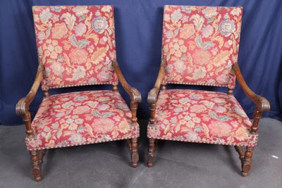paire de chaises anciennes recouvertes d'un tissu à motifs floraux rouges, recouvertes, recouvertes, recouvertes, recouvertes, recouvertes, recouvertes, recouvertes
