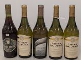 six bouteilles de vin sont alignées sur une table