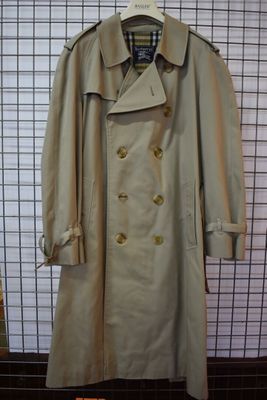 Burberry's Trench beige foncé à boutons croisés Fente au dos…