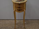une petite table surmontée d'un tiroir