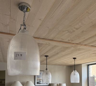 une photo d'une salle à manger avec une table et des chaises