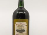 une bouteille de vin posée sur une table
