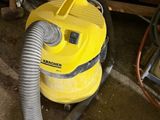 un aspirateur jaune posé par terre