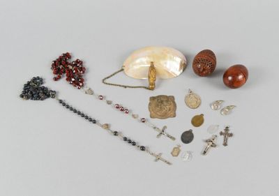 beaucoup de perles et d'autres objets qui se trouvent sur la table