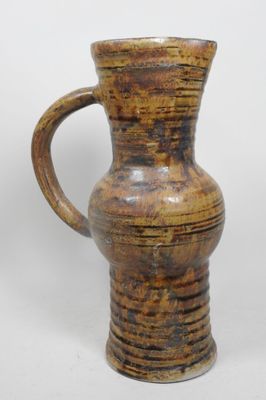 un vase brun posé sur une table
