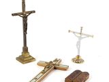 une croix, une Bible et un crucifix sur fond blanc