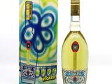 une bouteille d'alcool posée à côté d'une boîte