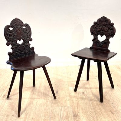 Il s'agit de deux chaises en bois empilées l'une sur l'autre sur un parquet en bois dur.