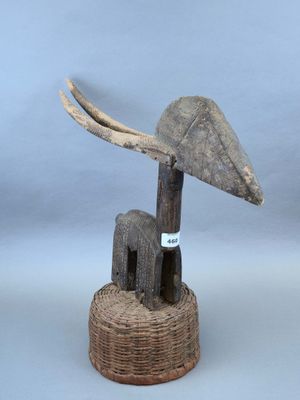 une image représentant une sculpture d'un oiseau coiffé d'un chapeau