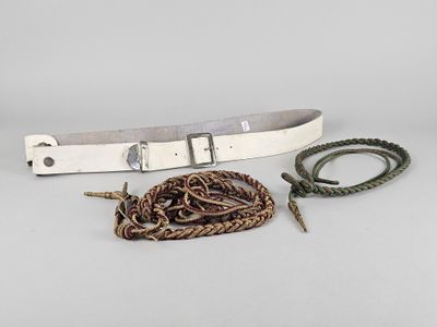 une image représentant une ceinture blanche avec une corde et une chaîne
