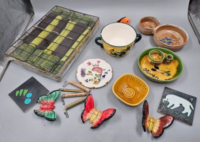 un grand nombre d'objets différents posés sur une table