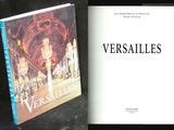 deux livres posés l'un à côté de l'autre sur une table