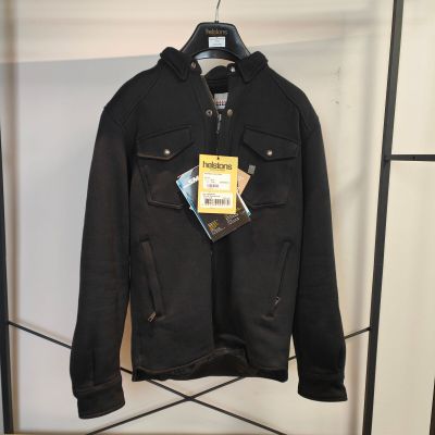 une veste noire accrochée à un portant dans un magasin