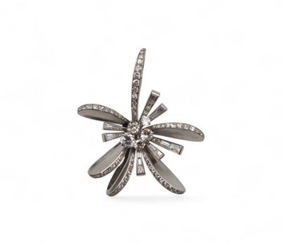 une image représentant une bague en argent sertie de diamants sur fond blanc