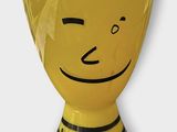 un vase jaune orné d'un smiley