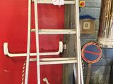 une échelle appuyée contre un mur rouge dans un garage