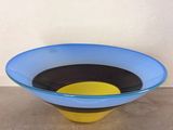 un bol bleu et jaune posé sur une table