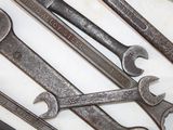 a lot of wrenches that are laying on top of each other