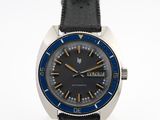 une montre noire avec un cadran bleu et un bracelet noir