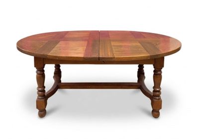 une table en bois avec un plateau rond et des pieds tournés
