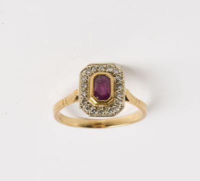 une bague en or jaune avec un rubis et des diamants