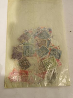 un sac rempli de timbres posé sur une table