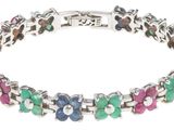 un bracelet multicolore sur fond blanc