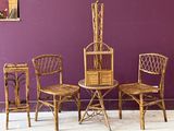 trois chaises et une table devant un mur violet