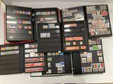 de nombreux timbres de différents types sur un dossier noir