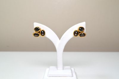 Une paire de boucles d'oreilles en argent vermeil, avec émai…