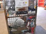 un chariot métallique contenant de nombreux articles dans un entrepôt