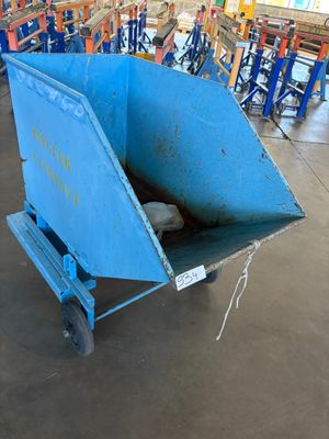un chariot bleu qui se trouve au milieu d'un entrepôt